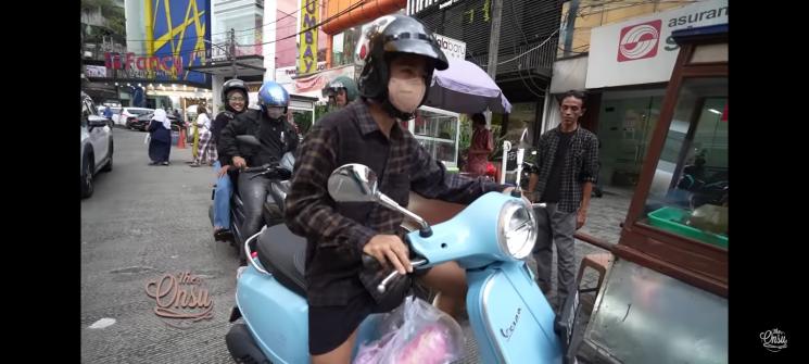 Potret Betrand Peto Borong Takjil(YouTube/The Onsu Family) 