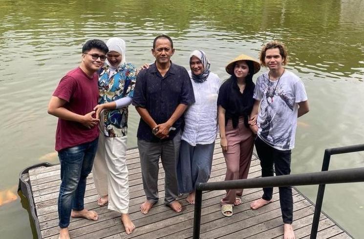 Dul Jaelani kenang kebersamaan bersama keluarga Tissa Biani. (Instagram/duljaelani)