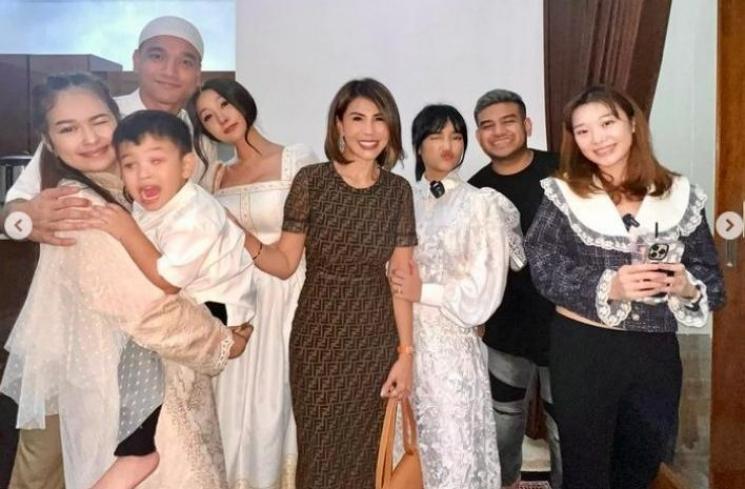 Gaya Lucinta Luna di syukuran rumah baru Fuji. (Instagram/@lucintaluna_manjalita)