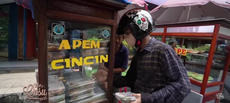 Potret Betrand Peto Borong Takjil(YouTube/The Onsu Family) 