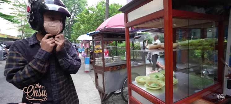 Potret Betrand Peto Borong Takjil(YouTube/The Onsu Family) 