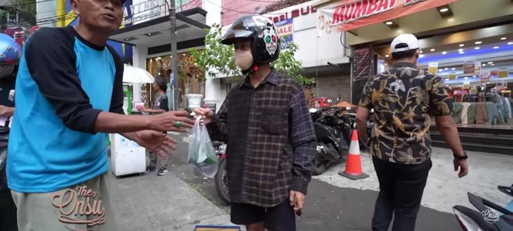 Potret Betrand Peto Borong Takjil(YouTube/The Onsu Family) 