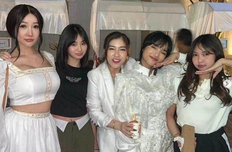 Gaya Lucinta Luna di syukuran rumah baru Fuji. (Instagram/@lucintaluna_manjalita)