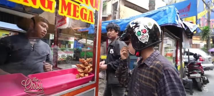 Potret Betrand Peto Borong Takjil(YouTube/The Onsu Family) 