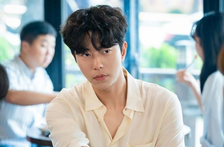 Potret Yoon Hyun Min di Bo Ra! Deborah (Instagram/@channel.ena.d)