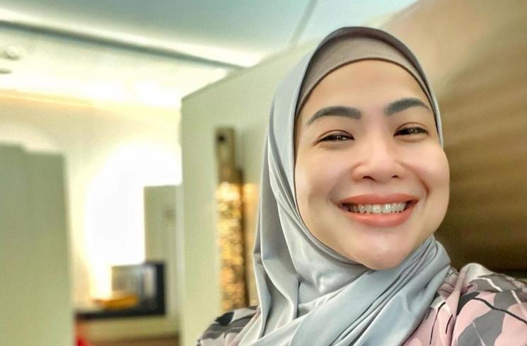Potret Feni Rose Pakai Hijab Usai Umrah (Instagram/fenirose) 