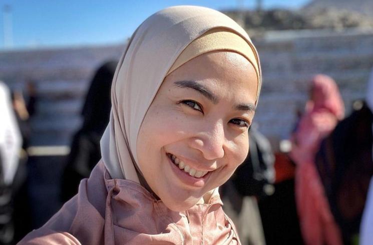 Potret Feni Rose Pakai Hijab Usai Umrah (Instagram/fenirose) 