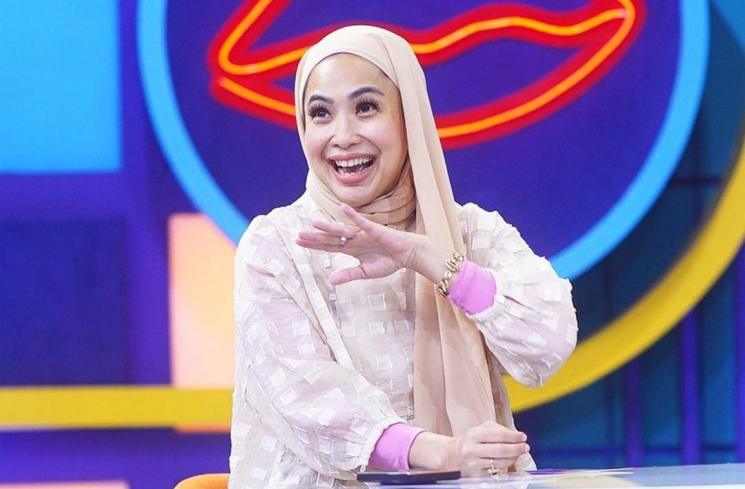 Potret Feni Rose Pakai Hijab Usai Umrah (Instagram/fenirose) 