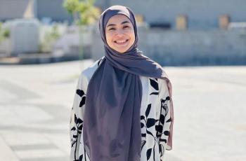 8 Potret Feni Rose Pakai Hijab Usai Umrah, Makin Cantik dan Awet Muda