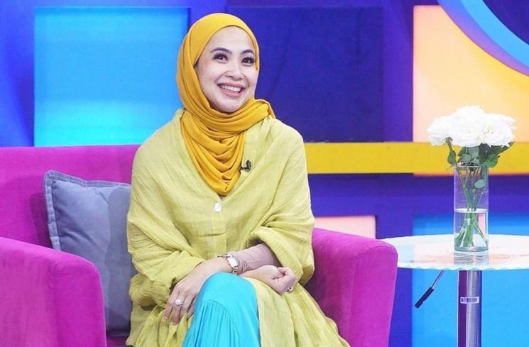 Potret Feni Rose Pakai Hijab Usai Umrah (Instagram/fenirose) 