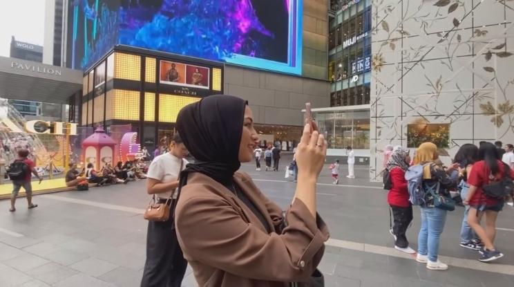 Potret Citra Kirana Ngabuburit di Malaysia. (YouTube/Ciky Citra Rezky)