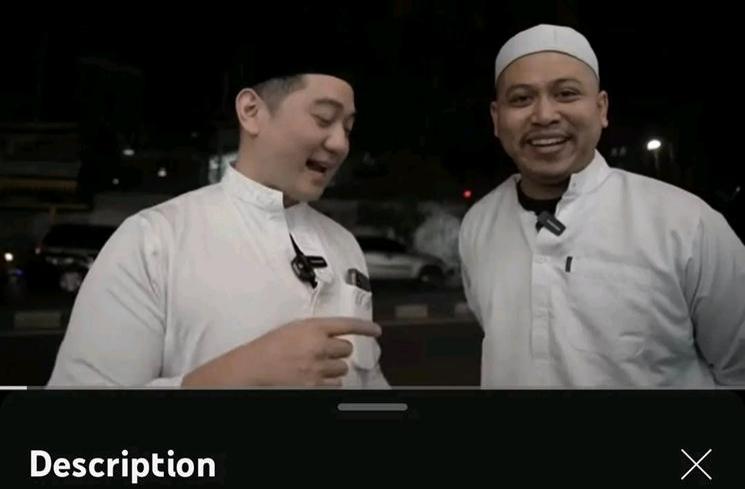 Potret Chef Arnold Pakai Gamis dan Peci (Instagram/tretanmuslim)