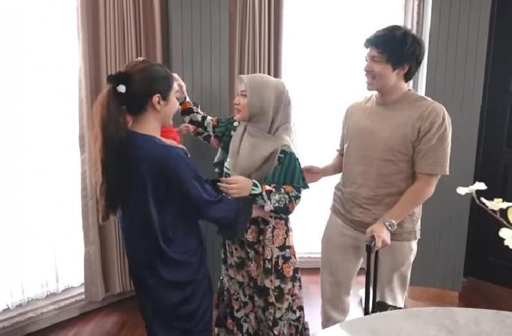 Ashanty terciduk mengelus-elus perut Aurel Hermansyah. (YouTube/The Hermansyah A6)