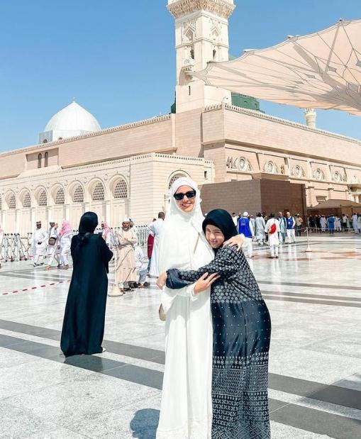 Potret Mikhayla dan Nia Ramadhani Umrah. (Instagram/ramadhaniabakrie)