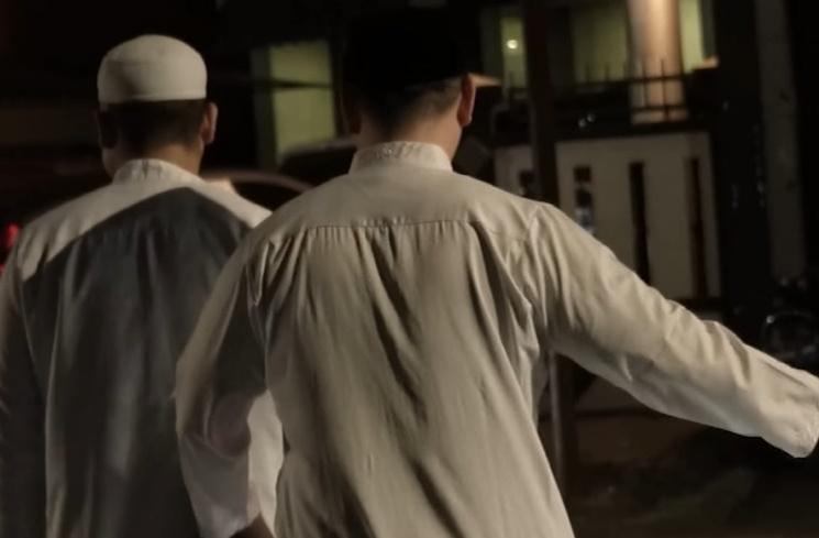 Potret Chef Arnold Pakai Gamis dan Peci (YouTube/Tretan Universe)