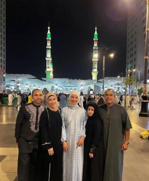 Potret Mikhayla dan Nia Ramadhani Umrah. (Instagram/ramadhaniabakrie)