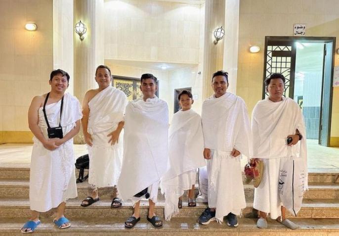 Potret Farel Prayoga Umrah di Bulan Ramadan. (Instagram/farel.oslo)
