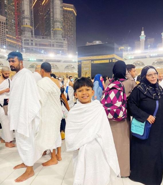 Potret Farel Prayoga Umrah di Bulan Ramadan. (Instagram/farel.oslo)