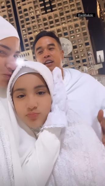 Potret Mikhayla dan Nia Ramadhani Umrah. (Instagram/ramadhaniabakrie)