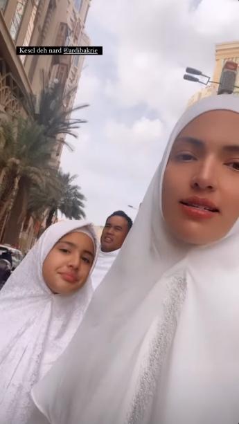 Potret Mikhayla dan Nia Ramadhani Umrah. (Instagram/ramadhaniabakrie)