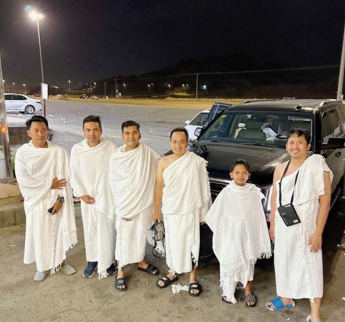 Potret Farel Prayoga Umrah di Bulan Ramadan. (Instagram/farel.oslo)