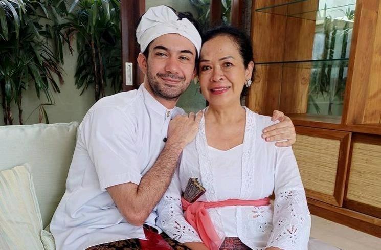 Artis yang Beda Agama dengan Orangtua (Instagram/@pratiwimatulessy)