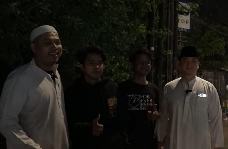 Potret Chef Arnold Pakai Gamis dan Peci (YouTube/Tretan Universe)