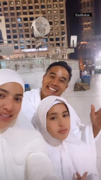 Potret Mikhayla dan Nia Ramadhani Umrah. (Instagram/ramadhaniabakrie)