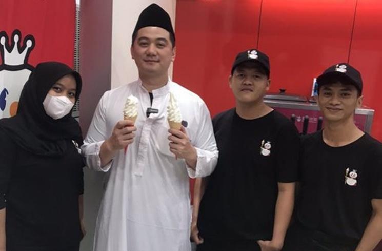 Potret Chef Arnold Pakai Gamis dan Peci (Twitter/BigThol)