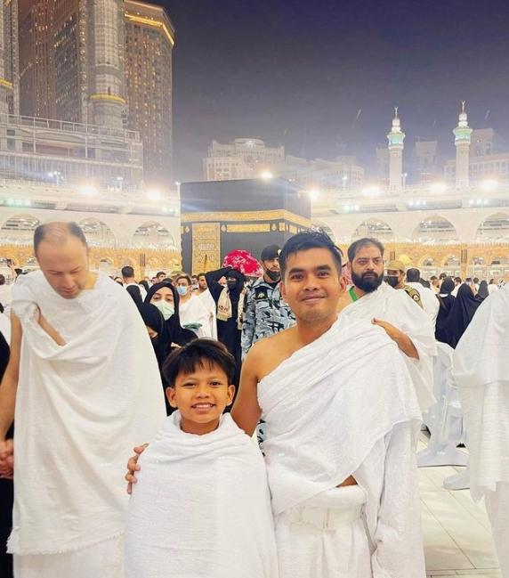 Potret Farel Prayoga Umrah di Bulan Ramadan. (Instagram/farel.oslo)