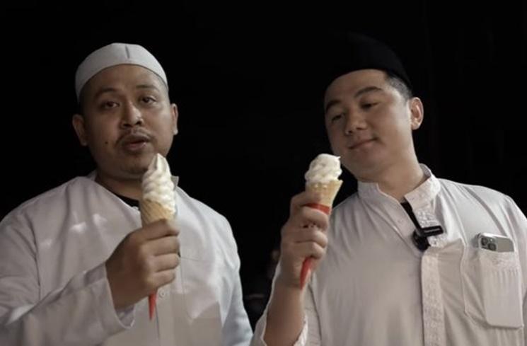 Potret Chef Arnold Pakai Gamis dan Peci (Twitter/ArnoldPoernomo)