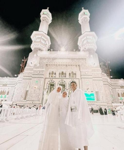Potret Mikhayla dan Nia Ramadhani Umrah. (Instagram/ramadhaniabakrie)