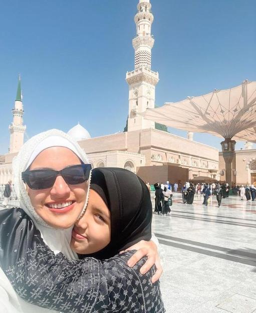 Potret Mikhayla dan Nia Ramadhani Umrah. (Instagram/ramadhaniabakrie)