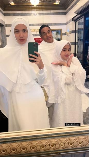 Potret Mikhayla dan Nia Ramadhani Umrah. (Instagram/ramadhaniabakrie)