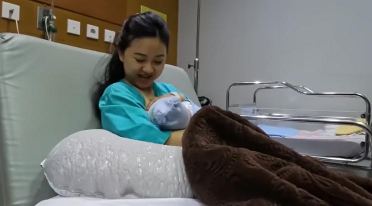 Potret Adinda Azani Usai Melahirka (YouTube/Zani & Zach)