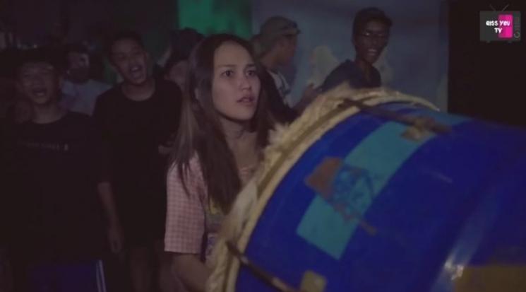 Momen Ayu Ting Ting Keliling Bangunin Sahur Warga (YouTube/Qiss You TV)