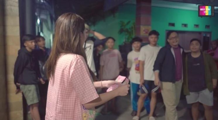 Momen Ayu Ting Ting Keliling Bangunin Sahur Warga (YouTube/Qiss You TV)