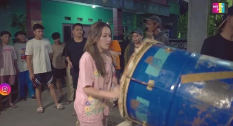 Momen Ayu Ting Ting Keliling Bangunin Sahur Warga (YouTube/Qiss You TV)