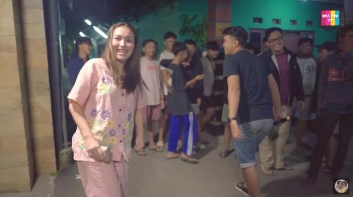 Momen Ayu Ting Ting Keliling Bangunin Sahur Warga (YouTube/Qiss You TV)