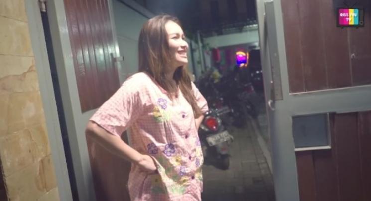 Momen Ayu Ting Ting Keliling Bangunin Sahur Warga (YouTube/Qiss You TV)
