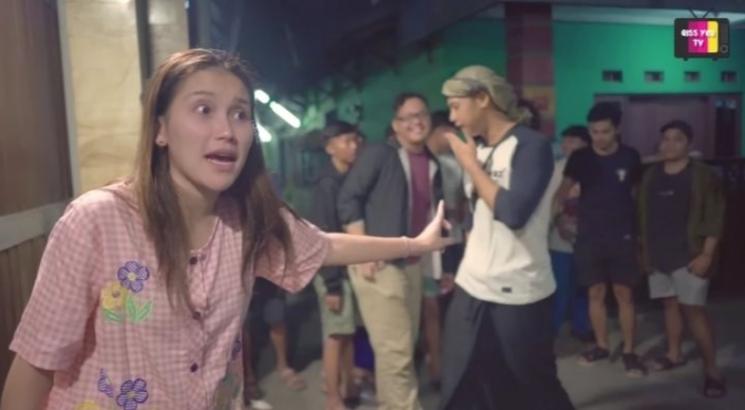Momen Ayu Ting Ting Keliling Bangunin Sahur Warga (YouTube/Qiss You TV)