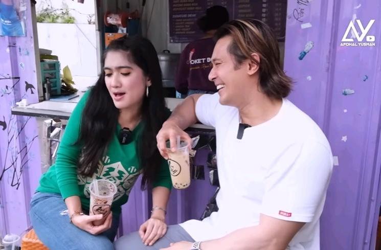 Potret Warung Es Boba Revi Mariska di Pinggir Jalan (YouTube/Afdhal Yusman)