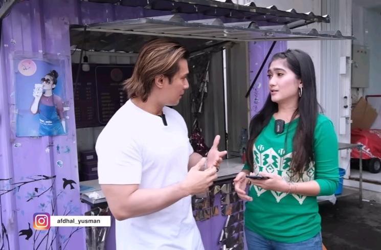 Potret Warung Es Boba Revi Mariska di Pinggir Jalan (YouTube/Afdhal Yusman)