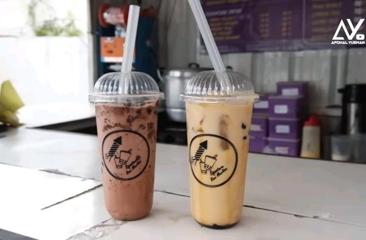 Potret Warung Es Boba Revi Mariska di Pinggir Jalan (YouTube/Afdhal Yusman)