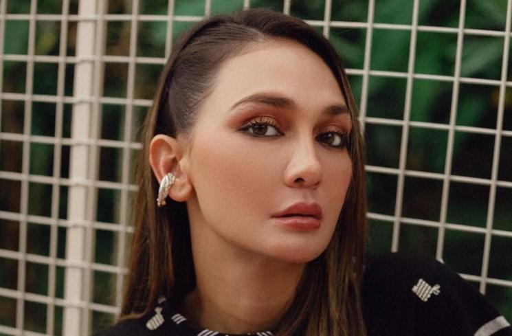 Artis Makan Bareng Karyawan. (Instagram/@lunamaya) 