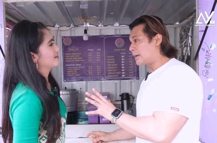 Potret Warung Es Boba Revi Mariska di Pinggir Jalan (YouTube/Afdhal Yusman)