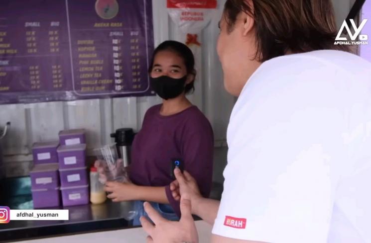 Potret Warung Es Boba Revi Mariska di Pinggir Jalan (YouTube/Afdhal Yusman)