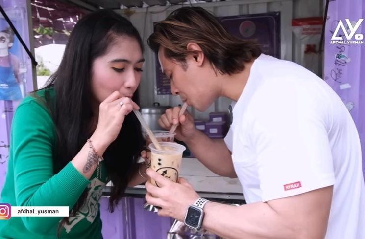 Potret Warung Es Boba Revi Mariska di Pinggir Jalan (YouTube/Afdhal Yusman)