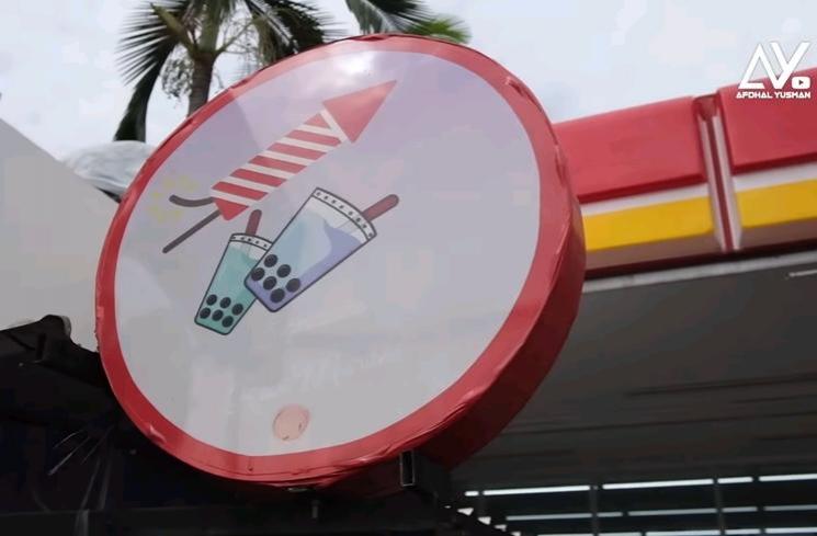 Potret Warung Es Boba Revi Mariska di Pinggir Jalan (YouTube/Afdhal Yusman)