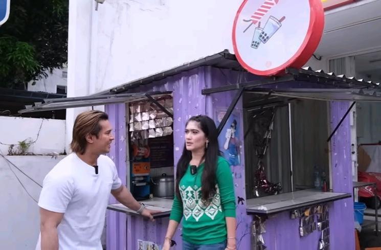 Potret Warung Es Boba Revi Mariska di Pinggir Jalan (YouTube/Afdhal Yusman)
